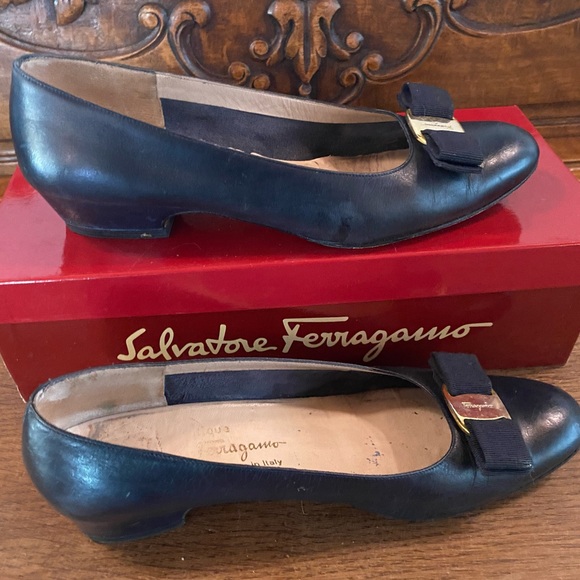 Salvatore Ferragamo Vara Bow Pump Shoe Navy with Gold AA 8.5 - Picture 4 of 5
